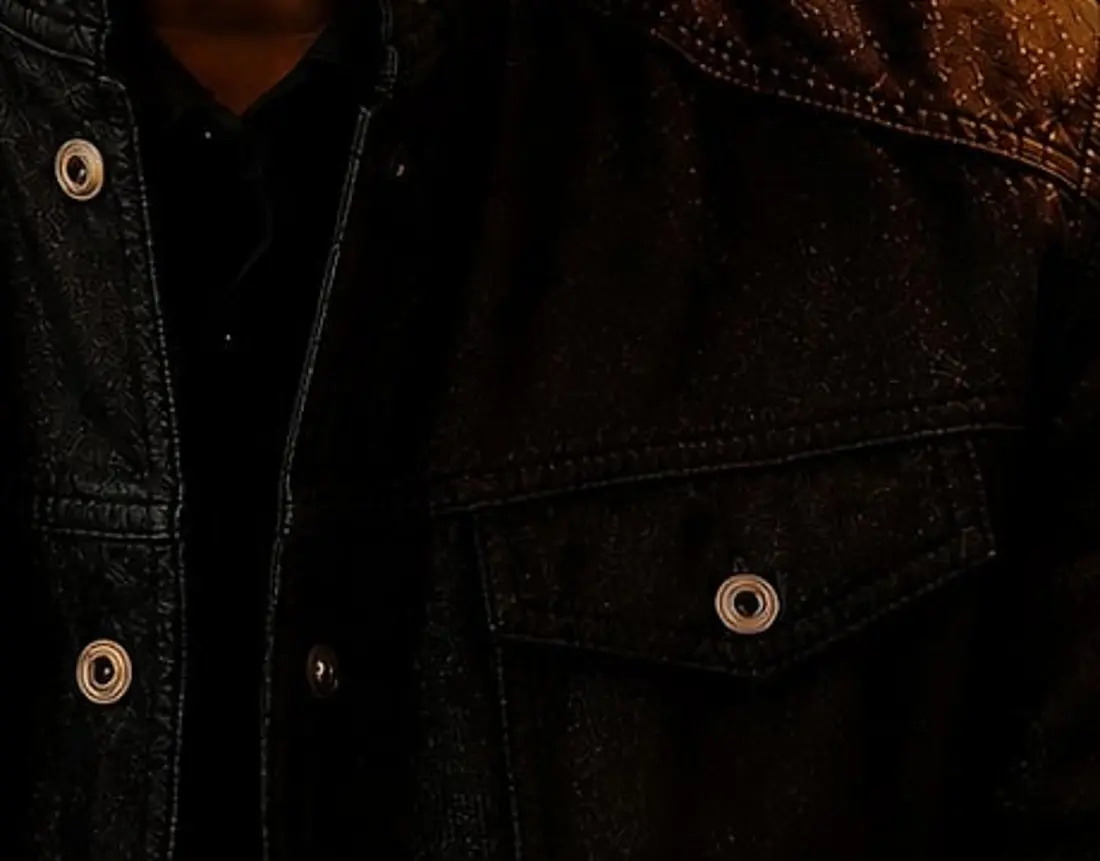 Detail einer dunklen Jacke vor warmen Lichtpunkten — Ausschnitt aus dem Cover-Artwork zu „Sein Herzschlag (langsam wie die Zeit)“